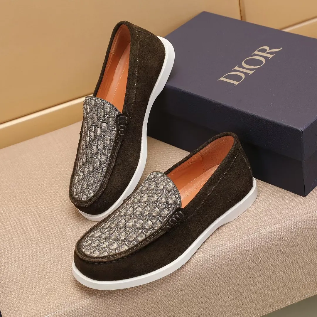 Men's Men's Shoes 💰400 [New Style] 🏍️🏍️Dior - This Dior Granville loafer is a casual dress shoe. Crafted from luxuriously soft beige suede, it features a beige Oblique print panel on the upper. The lightweight cream-white rubber sole is more sophisticated. The Dior Oblique pattern is engraved on the outsole to enhance the style, and the Dior logo is engraved on the back side. Adds elegance to any casual look.